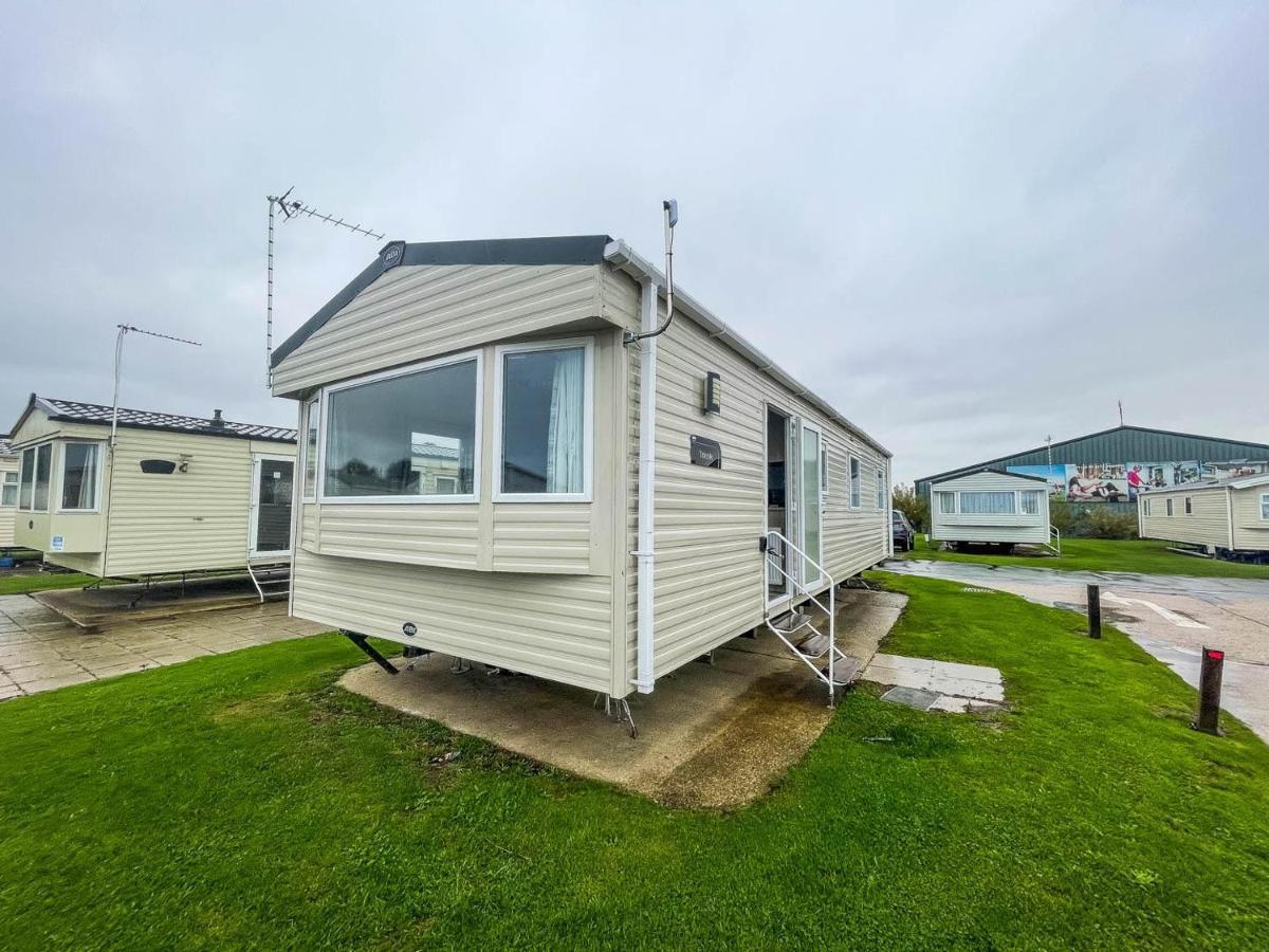 Lovely 8 Berth Caravan With Free Wifi At Broadland Sands, Suffolk Ref 20135Bs Hotel Hopton on Sea Exterior photo