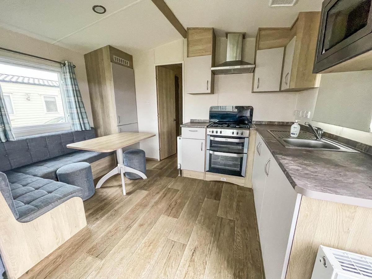 Lovely 8 Berth Caravan With Free Wifi At Broadland Sands, Suffolk Ref 20135Bs Hotel Hopton on Sea Exterior photo