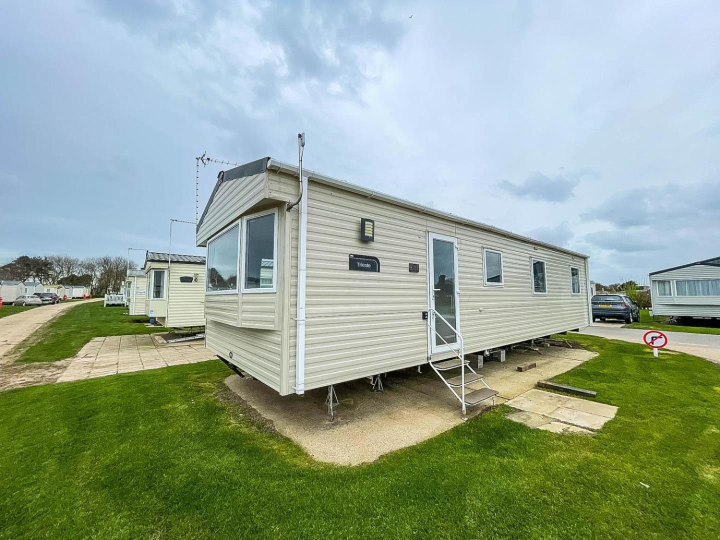 Lovely 8 Berth Caravan With Free Wifi At Broadland Sands, Suffolk Ref 20135Bs Hotel Hopton on Sea Exterior photo