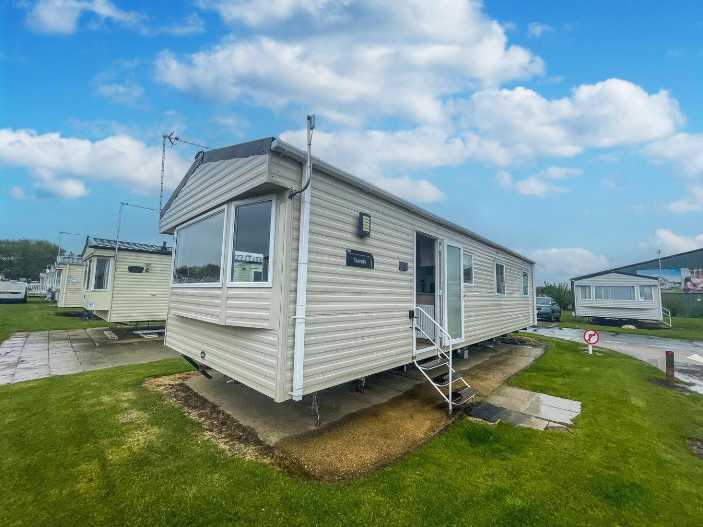 Lovely 8 Berth Caravan With Free Wifi At Broadland Sands, Suffolk Ref 20135Bs Hotel Hopton on Sea Exterior photo