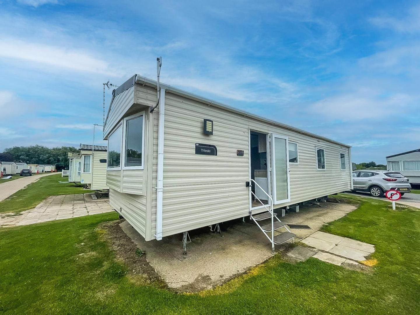 Lovely 8 Berth Caravan With Free Wifi At Broadland Sands, Suffolk Ref 20135Bs Hotel Hopton on Sea Exterior photo