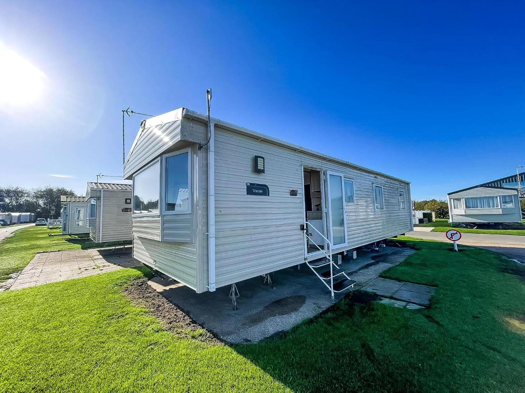 Lovely 8 Berth Caravan With Free Wifi At Broadland Sands, Suffolk Ref 20135Bs Hotel Hopton on Sea Exterior photo